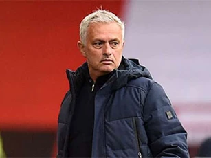 HLV Mourinho lại nói xấu trọng tài sau trận Tottenham thua đau Sheffield United