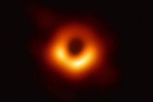 Bức ảnh đầu tiên chụp hố đen được giới khoa học công bố. (Ảnh: AFP)