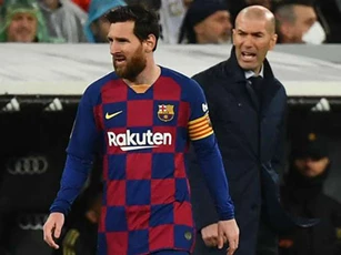 Messi được HLV Real Madrid 'nài nỉ' ở lại Barca