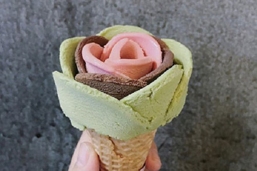 Cách làm kem ốc quế hoa hồng siêu dễ thương