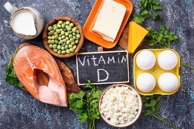 Nột nguồn cung vitamin D vô hạn là ánh nắng mặt trời. Ngoiaf ra, loại vitamin này còn được tìm thấy trong các thực phẩm như dầu cá, gan cá, lòng đỏ trứng, các loại hạt, sữa...