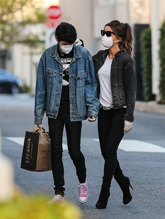 Kate Beckinsale đi mua sắm cùng bồ trẻ ở Pacific Palisades, California vào tháng 5.