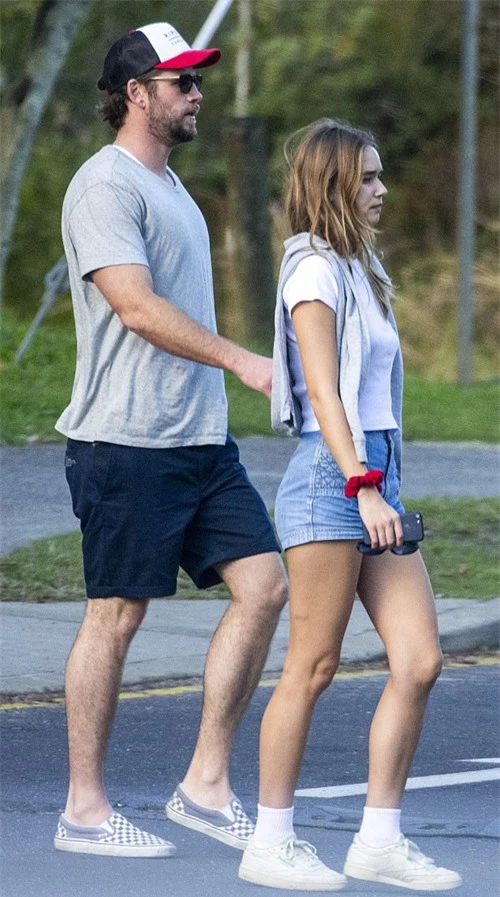 Liam Hemsworth và bạn gái tới một nhà hàng ở vịnh Byron, Australia.