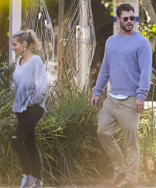 Anh trai Liam - tài tử Chris Hemsworth - và bà xã Elsa Pataky cùng đến nhà hàng.