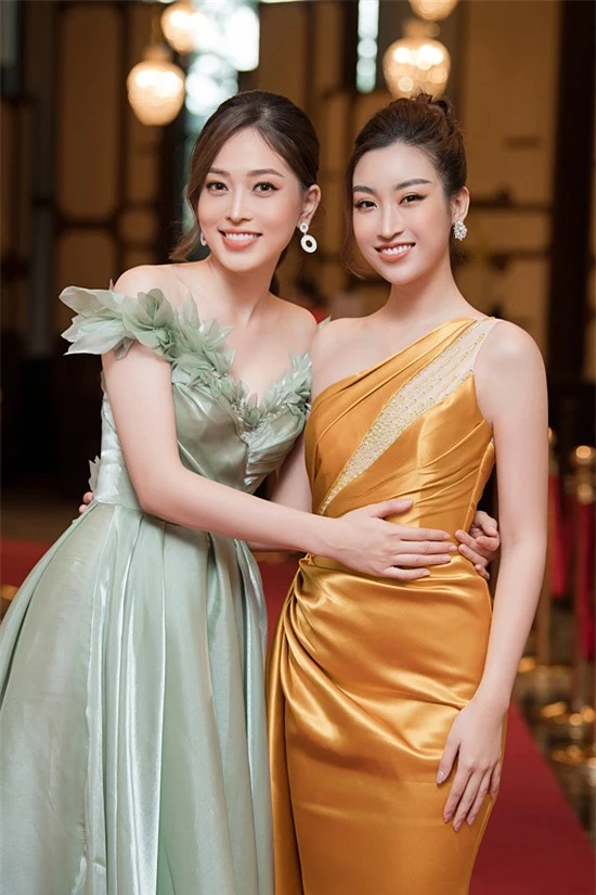 Trường thành từ cuộc thi Hoa hậu Việt Nam, cả Phương Nga và Mỹ Linh rất thân thiết.
