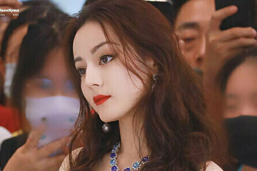 Địch Lệ Nhiệt Ba khoe nhan sắc tuổi 28