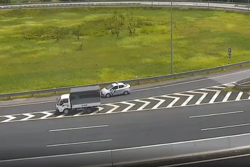 Chiếc xe tải liều lĩnh đi lùi trên cao tốc Hà Nội - Hải Phòng.