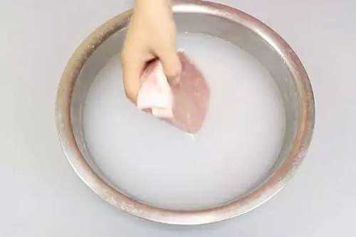 Muốn thịt lợn hết sạch chất bẩn và vi khuẩn, bạn hãy đổ thêm nước này vào rửa thịt