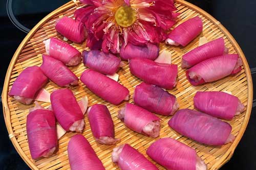 Tranh thủ cuối mùa sen, vợ quyết không bỏ phí vào bếp làm món chả cánh sen ngon đúng chuẩn người Hà Nội