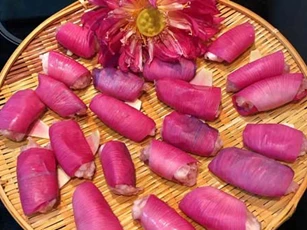 Tranh thủ cuối mùa sen, vợ quyết không bỏ phí vào bếp làm món chả cánh sen ngon đúng chuẩn người Hà Nội