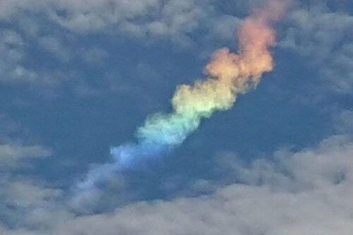 Mây cầu vồng hiếm gặp xuất hiện trên bầu trời