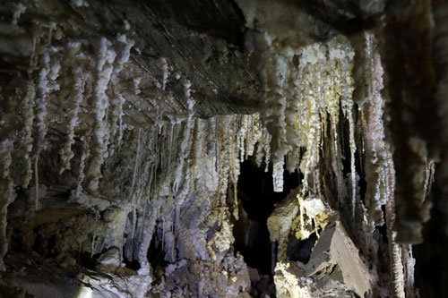 Khám phá hang động muối dài nhất thế giới tại Israel