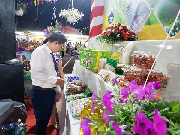 Hội chợ Nông nghiệp Hòa Vang nhằm hỗ trợ tiêu thụ sản phẩm; tăng cường giao lưu, liên kết đầu tư phát triển sản xuất nông nghiệp công nghệ cao(Ảnh: HC)