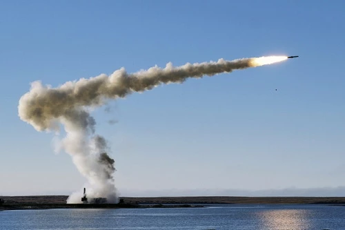 Hệ thống tên lửa phòng thủ bờ biển Bastion-P của Nga phóng tên lửa Oniks. Ảnh: Al Masdar News.