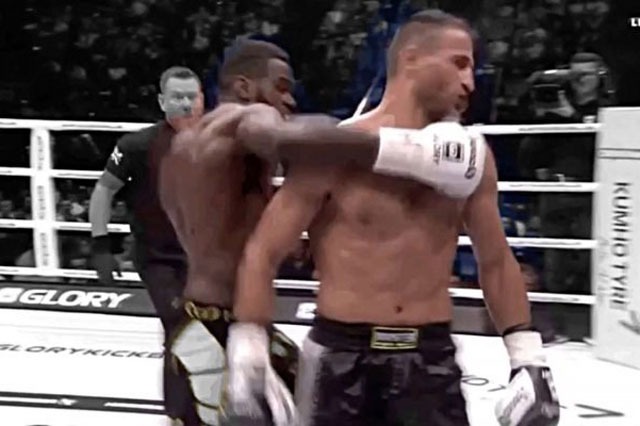 Đánh lén khiến đối thủ ‘bất tỉnh’, võ sĩ Hà Lan bị khán giả đánh ‘tơi bời’