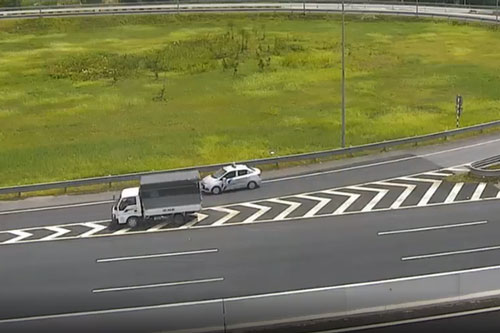 Phạt 17 triệu đồng, tước bằng 6 tháng với nữ tài xế lái xe đi lùi trên cao tốc Hà Nội-Hải Phòng