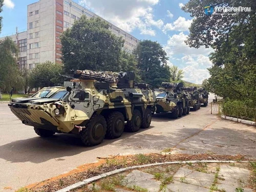 Lô xe bọc thép chở quân BTR-4E mà Quân đội Ukraine vừa tiếp nhận. Ảnh: 
