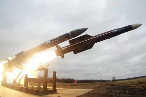 Nga tăng cường tên lửa phòng không Buk cho những địa bàn trọng yếu. Ảnh: Lenta.ru.