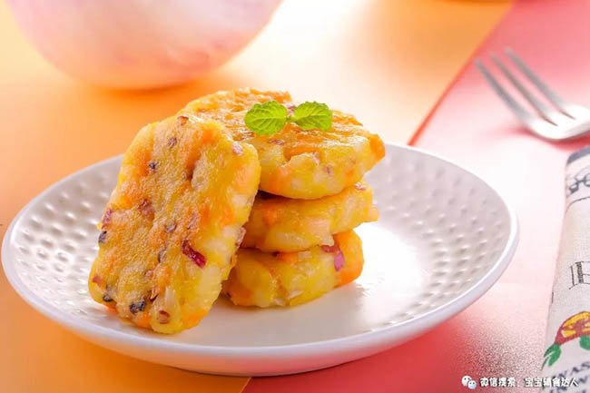 Bé chán cơm mẹ ra tay làm bánh cá hồi thơm ngon bé ăn thun thút