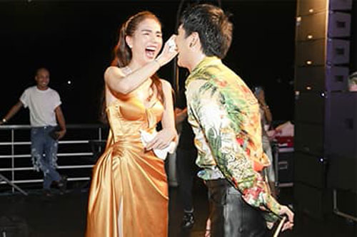 Ngọc Trinh gấy sốc khi không giấu được biểu cảm phấn khích vì nhìn thấy trai đẹp