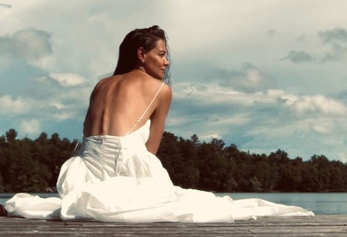 Katie Holmes hiếm hoi khoe lưng trần