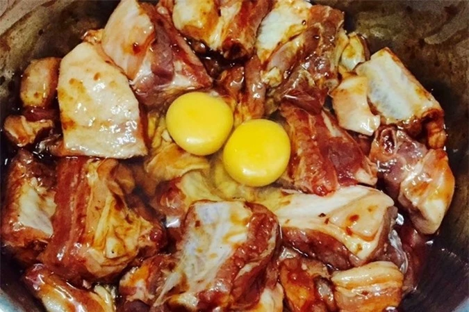 Thêm trứng gà khi ướp thịt nướng giúp món ăn béo, vị hấp dẫn.