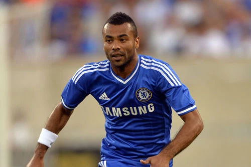 Hậu vệ cánh trái: Ashley Cole (Chelsea bán cho AS Roma, 2014).