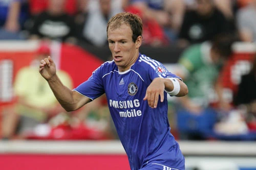 Tiền vệ phải: Arjen Robben (Chelsea bán cho Real Madrid, 2007).