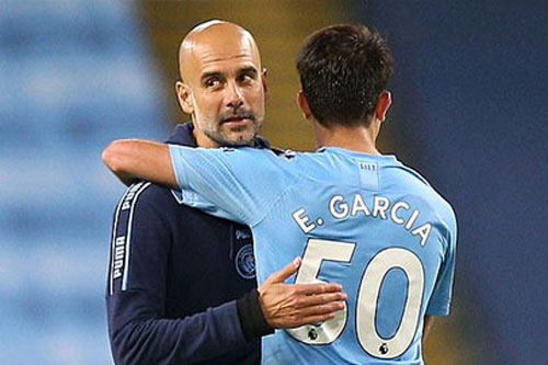 Barca, Arsenal và Everton 'xâu xé' hàng thủ Man City