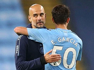 Barca, Arsenal và Everton 'xâu xé' hàng thủ Man City