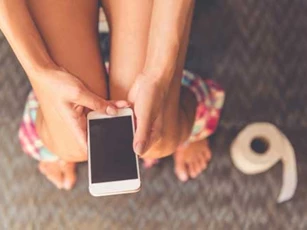 Dùng điện thoại trong nhà vệ sinh: 4 bộ phận này bị đe dọa nghiêm trọng