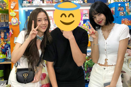 Tình cờ bắt gặp Jisoo và Lisa (BLACKPINK) đi mua sắm, fan xin chụp ảnh chung để lộ luôn nhan sắc thật của thần tượng qua camera thường