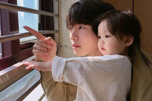 Bố vợ bệnh nặng, chồng cho vay tiền nhưng có một loạt điều kiện buộc tôi đưa đơn ly hôn ngay lập tức