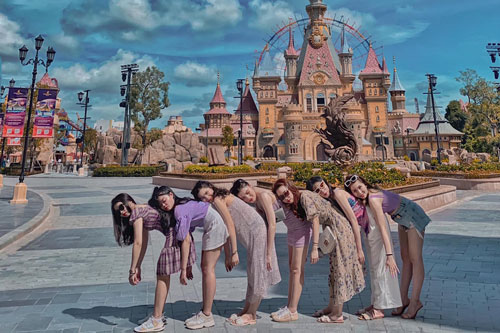 Tạo dáng độc lạ và những kiểu check-in khi du lịch của giới trẻ Việt