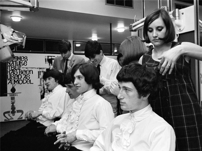Đàn ông cũng theo kịp xu hướng, tạo kiểu tóc sau các ban nhạc nổi tiếng của Anh bao gồm The Kinks và The Beatles
