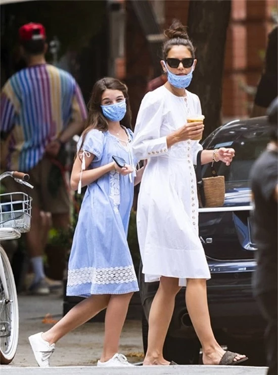 Katie Holmes và Suri trên đường phố New York vào tháng 6.