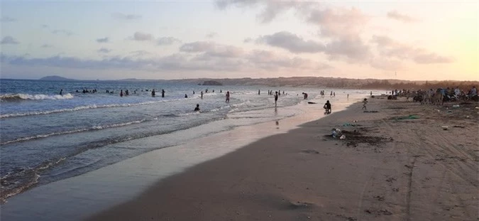 Giải cơn khát mùa hè với thiên nhiên hoang sơ, yên bình ở bãi biển Bàu Trắng - Ảnh 1.