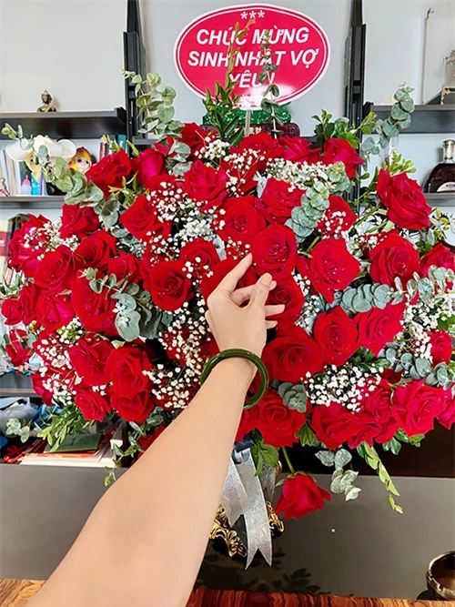 Trước đó, sáng ngày 3/7, Jennifer Phạm nhận được lẵng hoa lớn từ ông xã - doanh nhân Đức Hải - với dòng chữ Chúc mừng sinh nhật vợ yêu.