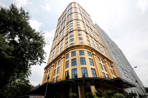 Khách sạn nằm ở vị trí đắc địa - trung tâm thành phố Hà Nội. Gồm400 phòng và 25 tầng, khách sạn đã bắt đầu đi vào hoạt động. Mọi thứ bên trong khách sạn này đều khiến du khách lóa mắt vì toàn... vàng là vàng.