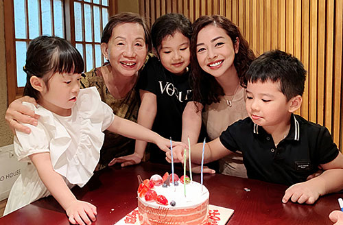 Mẹ chồng mừng sinh nhật Jennifer Phạm