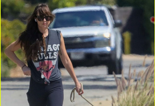 Mỹ nhân "50 sắc thái" xinh đẹp dắt thú cưng đi dạo trong ngày nắng