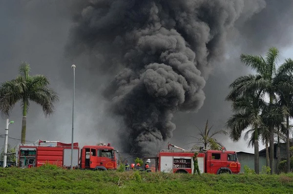 Khẩn trương điều tra làm rõ nguyên nhân vụ cháy kho hóa chất tại Long Biên