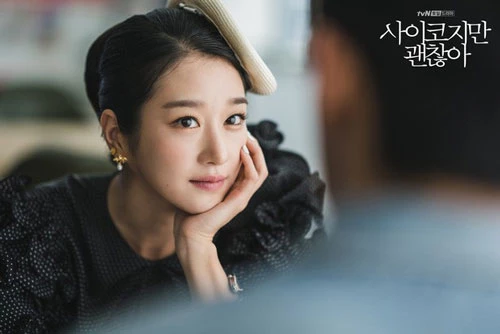 Đảm nhận vai nữ chính Go Moon Young trong “Điên thì có sao" (It's okay not to be okay", Seo Ye Ji gây ấn tượng với khán giả nhờ vẻ ngoài xinh đẹp, thần thái lạnh lùng và diễn xuất ấn tượng.