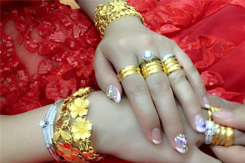 Cưới dâu bằng vàng giả