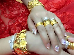 Cưới dâu bằng vàng giả