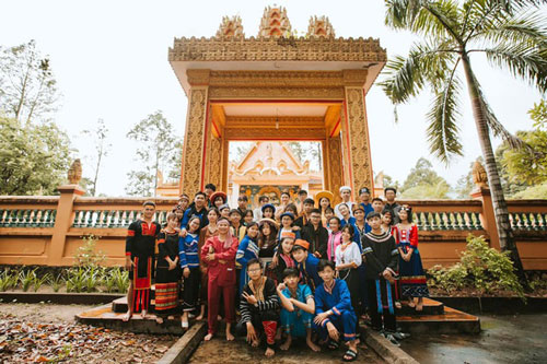 Lớp học chụp ảnh kỷ yếu tái hiện trang phục các dân tộc Việt Nam