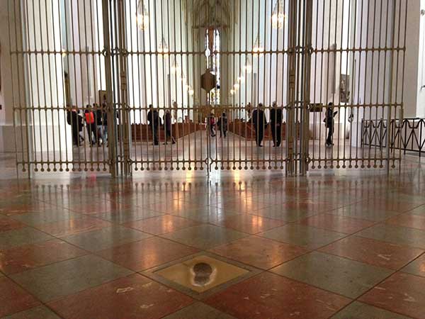 Những dấu chân bị đồn của quỷ dữ trên khắp thế giới