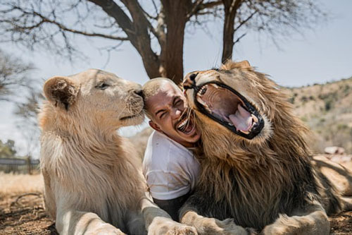 Bỏ việc lương cao để đến châu Phi sống, chơi đùa với động vật hoang dã