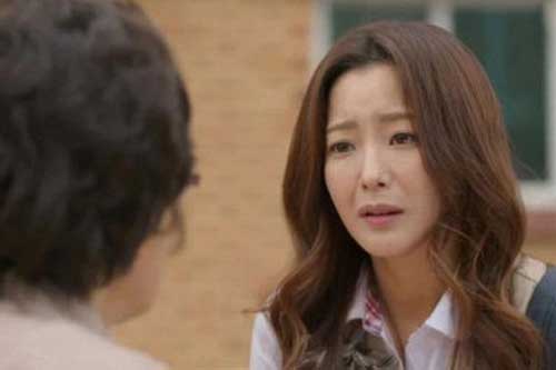 Thấy con rể đổ cả bát cháo lên đầu con gái, tôi bật khóc cầu xin nó tha thứ cho con mình vì lỗi tại mẹ vợ quá nghèo