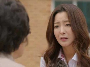Thấy con rể đổ cả bát cháo lên đầu con gái, tôi bật khóc cầu xin nó tha thứ cho con mình vì lỗi tại mẹ vợ quá nghèo